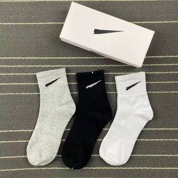 2023 Dernières hommes chaussettes de chaussettes de sport mode femme de coton premium lettre classique respirante 100% coton pur noir et blanc football de basket-ball