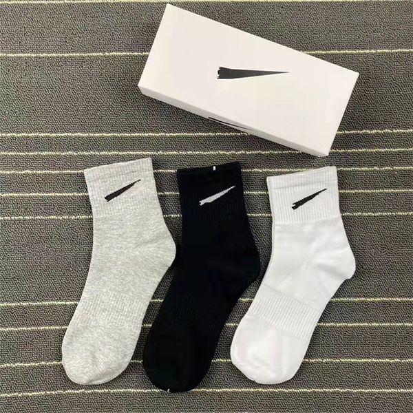 2023 dernières chaussettes de sport chaussettes de sport mode femmes coton haut de gamme lettre classique respirant 100% pur coton noir et blanc basket-ball football boîte-cadeau en plein air l5