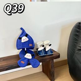 LDFIUGG – chapeau et écharpe pour bébé, marque de styliste, petites chaussures, trois pièces, dessin animé, costume mignon, écharpe en cachemire, 2023