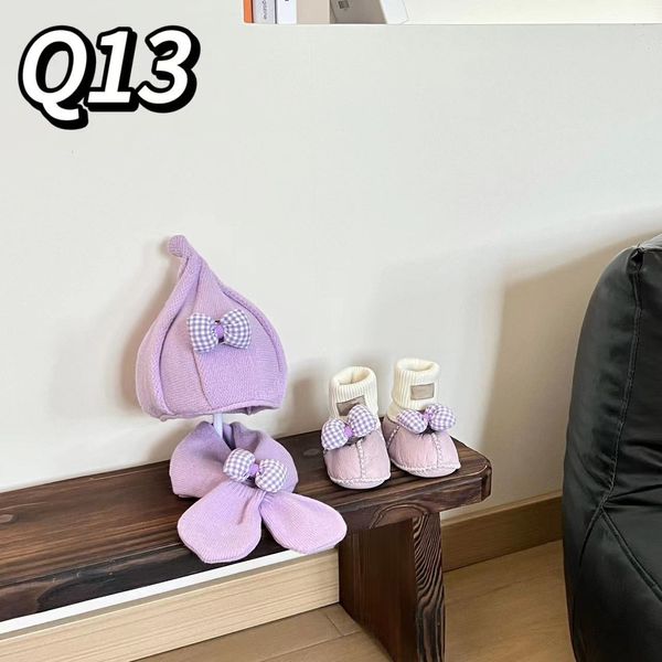 2023 LDFIUGG Designer marque bébé chapeau écharpe petites chaussures trois pièces bébé dessin animé mignon costume cachemire chapeau écharpe 01