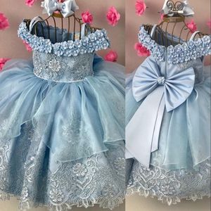 2023 lichtblauwe bloemenmeisjes jurken voor bruiloften uit schouderspaghetti riemen handgemaakte bloem verjaardag kinderen tule meisje optocht jurken vloer lengte