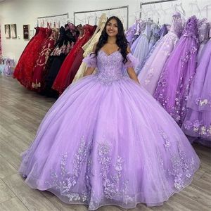 2023 Lichtpaarse Jurken voor Quinceanera Kant Applicaties Kristal Kralen Bloemen Afneembare Pofmouwen Baljurk Tule Gastjurk Korset Terug Spaghettibandjes