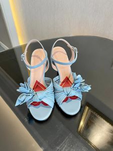 2023 Lovelight Sandaal met bloemenbesparende Sandalen Sandalen Hakken Lichtblauw leer gedefinieerd door een bloeiende bloemdetailgrootte 35-41