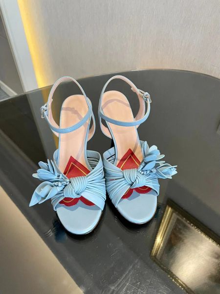 2023 Sandale Lovelight avec fleur Sandales de fermeture de boucle de boucle pour femmes à talons en cuir bleu clair défini par une fleur en fleurs