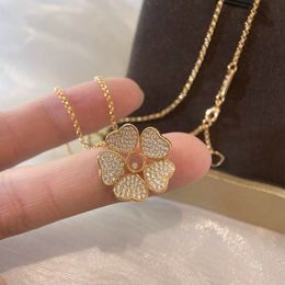 2023 joli pendentif mignon colliers longue chaîne en acier inoxydable mince cinq diamants coeurs en cristal brillant designer femmes collier avec sac à poussière et boîte