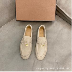 2023 LP Zapatos Resbalón de verano en mocasines para mujeres Charms Mocasines de gamuza Albaricoque Cuero genuino Hombres Casual Resbalón en pisos Mujeres Diseñadores de lujo Calzado de fábrica plana