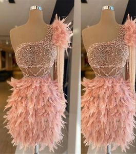 2023 Robes de cocktails arabes luxueux Blush Pink Feather Crystal Creaded Short Mini One Sheat Sheat Evening Prom Party Robe H9109387