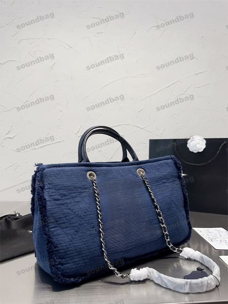 Bolsa jeans luxuosa para férias 2023: detalhes de franjas com alça de corrente, toque sofisticado em tecido azul original, perfeita como bolsa de viagem ou de negócios