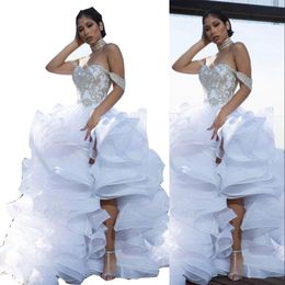 2023 Luxury A Line Vestidos de novia Sexy Split High Low Off the Shoulder Cuentas de plata Organza Tiered Ruffles Vestidos de novia Capilla Tren Tallas grandes vestido de noiva