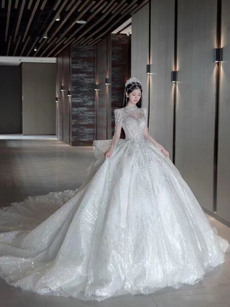 2023 Vestidos de novia de manga larga brillantes árabes de lujo Vestido de fiesta Lentejuelas de cuello transparente Vestidos de novia con cuentas con tren largo princesa Jardín playa Vestidos De Noiva