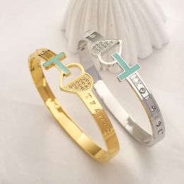 2023 Bracelet de luxe Nouveaux bracelets de manchette Bracelet en métal plaqué or 18 carats Marque 2023 Cadeau Coeur Bracelet Designer pour les femmes Mode Amour Bijoux Accessoires en gros