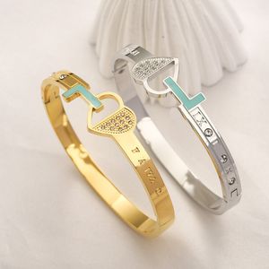 Bracelet de luxe Designer Bracelets de manchette 18 carats plaqué or bracelet en métal marque 2023 cadeau coeur bracelet pour femmes mode amour bijoux accessoires en gros