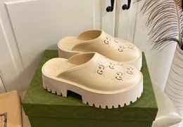 2023 luxe merk designer Vrouwen platform geperforeerde sandalen slippers gemaakt van transparante materialen modieuze sexy mooie zonnige strand vrouw schoenen maat 35-42