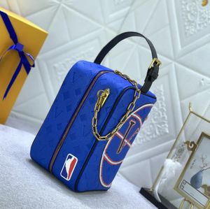 2023 Diseñador de lujo bolso de embrague hombres mujeres Dopp Kit monedero baloncesto billetera en relieve letras de flores bolso de alta calidad Taurillon cuero moda neceser