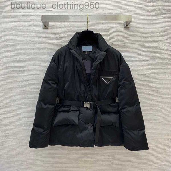 2023 Designer de luxe Down New Parkas Silicone Triangle Emblème Badge Poitrine Taille Slim avec Deux Boutons Manteau En Coton À Manches Longues