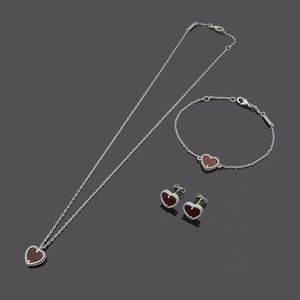 2023 Collier de créateur de luxe V Lettre Agate rouge Pendentif Coeur Collier Collier de charme pour femmes 18k Or Designer Bijoux Cadeau