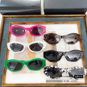 2023 lunettes de soleil design de luxe B Family's New Plate Oval Frame Hommes et femmes Mode INS.com Red Star Same Style Lunettes de soleil BB0251
