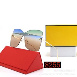 2023 lunettes de soleil design de luxe New One Piece Lens Lunettes de soleil colorées pour femmes Lunettes de mode 8255