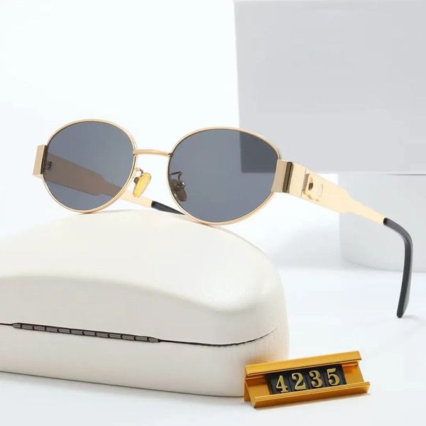 2023 Gafas de sol de diseñador de lujo Gafas de mujer para hombre con foto de calle de Lisa Triumph Beach Las mismas gafas de sol de moda de marco completo de metal con caja de regalo