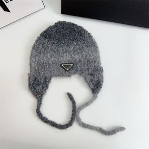 2023 Luxe designer Trapper Hat Winterhoeden modeontwerp oorbomen hoeden val pluche dop omgekeerde driehoek logo p letter jacquard warme schedelmuts voor vrouwelijke meisjes