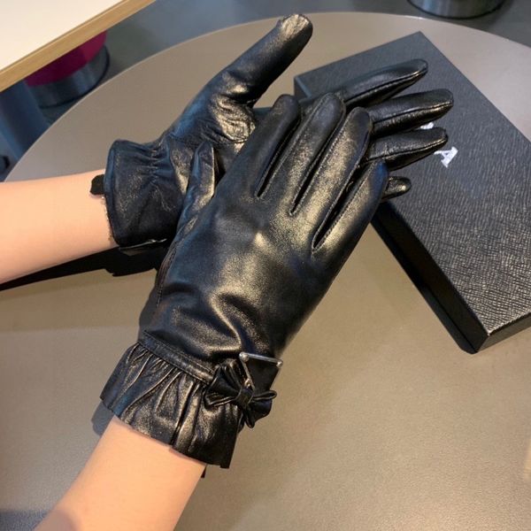 2023 Diseñador de lujo Triángulo Guantes de piel de oveja Guantes para hombres Guantes de mujer de alta calidad Invierno Black Spray Edge Accesorio de moda Tamaño M L P1