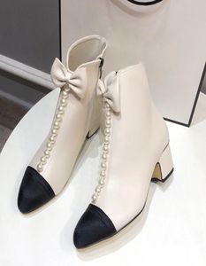 2023 Luxe designer Dames laarzen cnel cap teen rits parels buiging verfraaide enkel laars mode dames dikke hiel schoenen zwart whit4396995