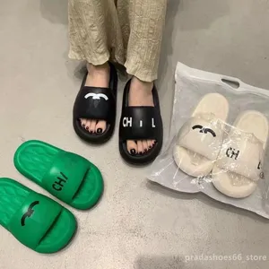 2024 Luxury Designer Femmes Letter Slippers Slides de plage Channel Couleur solide femme épaisse semelle intérieure de salle de bain antidérapante