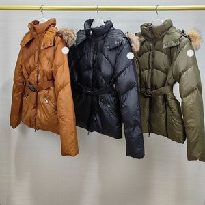 2023 Designer de luxe Femmes Down Parkas Badge brodé Ceinture courte Minceur Col de fourrure Capuche Puffer Veste pour femmes Épaissie Hiver chaud