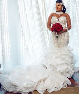 2023 Robes de mariée sirène de luxe sexy arabe illusion col haut dentelle appliques perles de cristal volants organza à plusieurs niveaux manches longues plus taille robes de mariée personnalisées