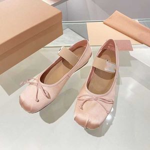 2023 zapatos de ballet de satén MIU de lujo, zapatos de barco, zapatos de baile profesional de moda de ballet de París, zapatos de suela gruesa con lazo, sandalias planas para mujer 35-41 con cajas.