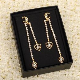 2023 Boucles d'oreilles pendantes de charme de qualité de luxe avec un design de gland et un design spécial de diamant brillant ont le timbre de la boîte PS7856A