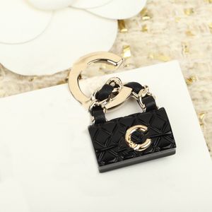 Broche à breloques de qualité de luxe, design de sac à main de couleur noire, style spécial avec tampon de boîte PS3027, 2023