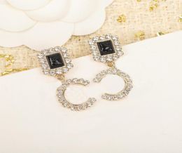 2023 Boucle d'oreille de charme de qualité de luxe avec diamant et pierre rose noire avec timbre de boîte design simple PS7963A4672293