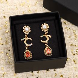 2023 Boucles d'oreilles pendantes de charme de luxe avec diamant en perles colorées en plaqué or 18 carats avec tampon de boîte PS3889