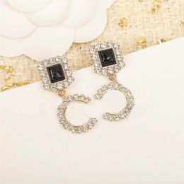 2023 Boucles d'oreilles pendantes de charme de qualité de luxe avec diamant et pierre rose noire ont un design simple de timbre de boîte PS7963A273G
