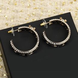 2023 Boucles d'oreilles pendantes de charme de qualité de luxe avec diamant et forme demi-ronde en cuir véritable noir ont le timbre de la boîte PS7854A