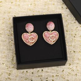 2023 Pendiente colgante de calidad de lujo con diamante rosa y blanco en forma de corazón chapado en oro de 18 k con sello de caja diseño redondo PS7881A