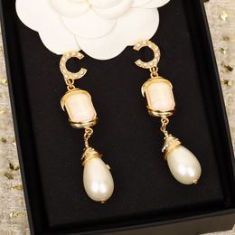 2023 Boucles d'oreilles pendantes de luxe de qualité avec diamants et perles de coquillages naturels en plaqué or 18 carats ont le timbre de la boîte PS7067B