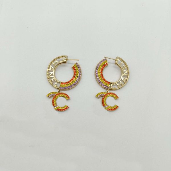 2023 Boucle d'oreille de charme de qualité de luxe avec un design de forme ronde en diamant de couleur blanche et rouge avec tampon de boîte PS7501A280d