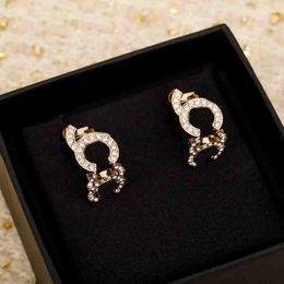 2023 Boucle d'oreille de forme demi-ronde de charme de qualité de luxe avec diamant en plaqué or 18 carats avec boîte de timbre PS4604A