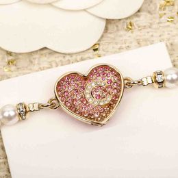 2023 Bracelet en forme de coeur de charme de luxe de qualité avec diamant de couleur rose blanc design fuchsia noir avec tampon de boîte PS7484B