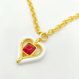 2023 Collier pendentif en forme de coeur de charme de qualité de luxe avec diamant rouge en plaqué or 18 carats avec boîte de timbre PS7520A270e