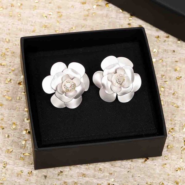2023 Charme de qualité de luxe Grande boucle d'oreille en forme de fleur de couleur blanche et diamant en plaqué or 18 carats avec boîte à timbres PS4597A