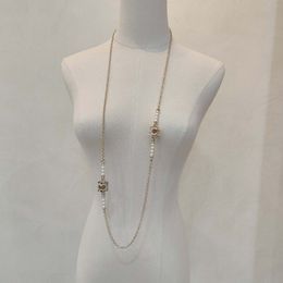 Collier pendentif à longue chaîne avec breloque de qualité de luxe, design creux, couleur émail blanc, avec tampon de boîte, PS7409A238l, 2023