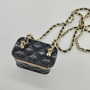 2023 Collier pendentif à longue chaîne de charme de qualité de luxe avec sac à main en cuir véritable noir design de boîte avec timbre de boîte PS3285242e