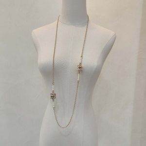 Collier pendentif à longue chaîne avec breloque de qualité de luxe, avec design creux, couleur émail blanc, avec tampon de boîte, PS7409A292P, 2023