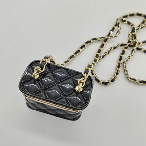 2023 Collier pendentif à longue chaîne de charme de qualité de luxe avec sac à main en cuir véritable noir design de boîte avec timbre de boîte PS3285223l