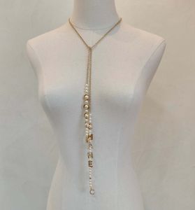2023 Collier de pendentif à longue chaîne de qualité de luxe avec perles de nature a un tampon de boîte PS7399A