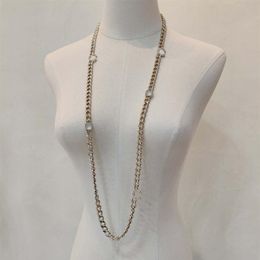 2023 Collier pendentif avec chaîne de pull long Charm de qualité de luxe avec diamant et perle en plaqué or 18 carats avec tampon de boîte PS7504A267T