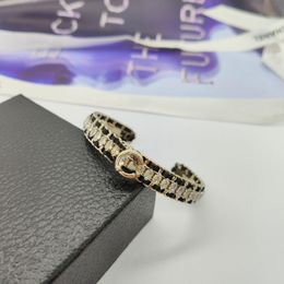 2023 Bracelet ouvert de charme de qualité de luxe avec diamant et cuir véritable noir avec cachet de boîte PS7043B